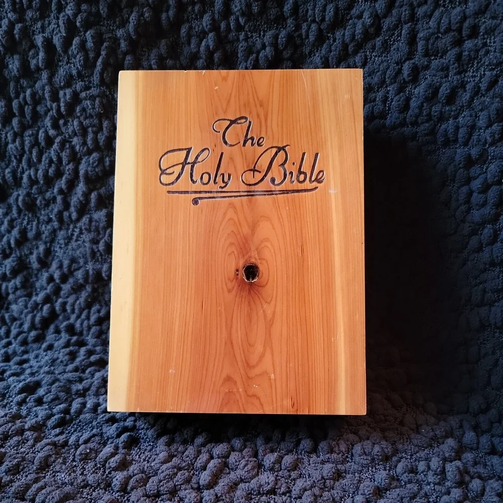 Vintage Holy Bible Prince Of Peace Moose‎ Lodge Mem. in Cedar Box Minnesota Book